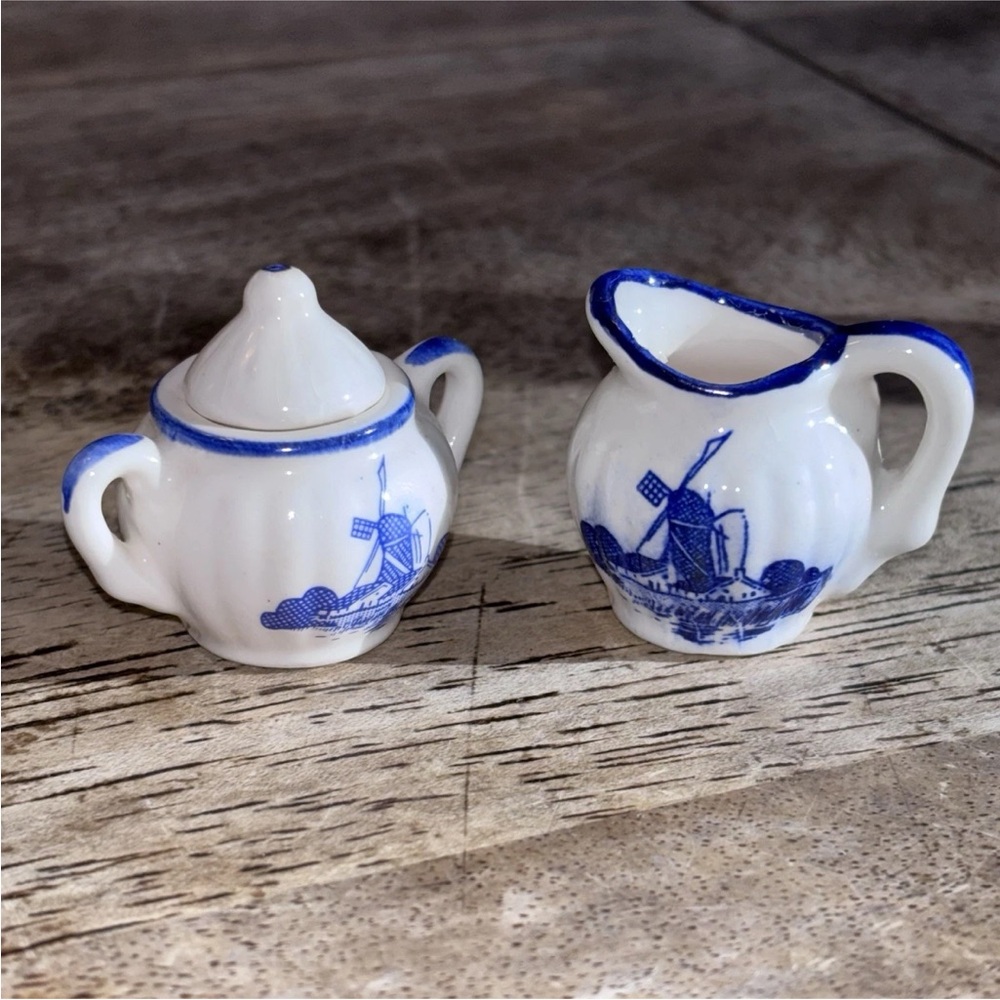 Miniature Delft pattern Blue and White Cream and Sugar With lid 1.5" tall